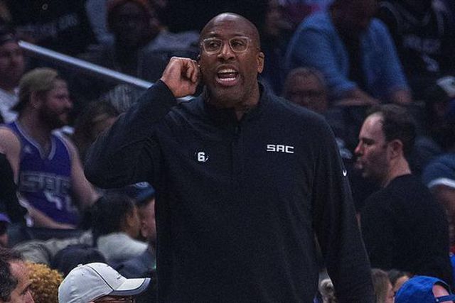 Treinador de Neemias Queta (Sacramento Kings) eleito melhor do ano