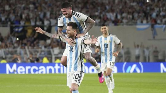 Argentina celebra título em ‘casa’ com vitória em grande festa (veja os golos)
