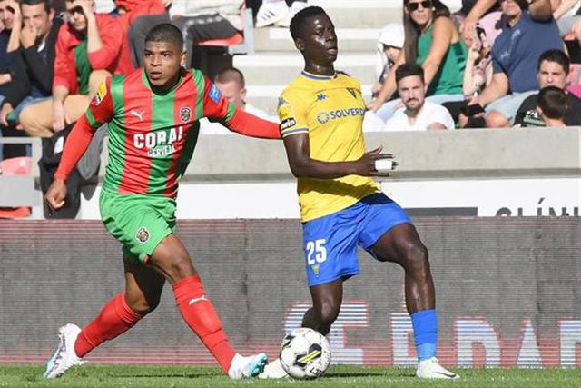 Oficial: Percy Liza rescinde