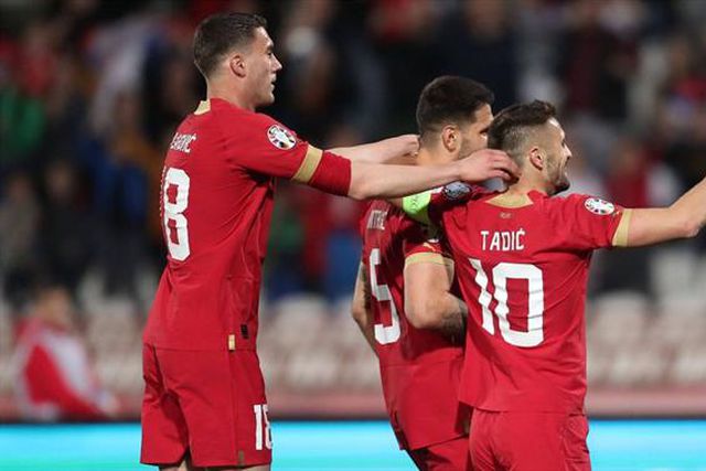 Grujic na entrada vitoriosa da Sérvia