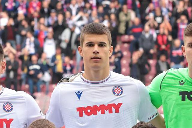 Esteve na final da Youth League, é comparado a Piqué e tem os gigantes da Premier League 'à perna'