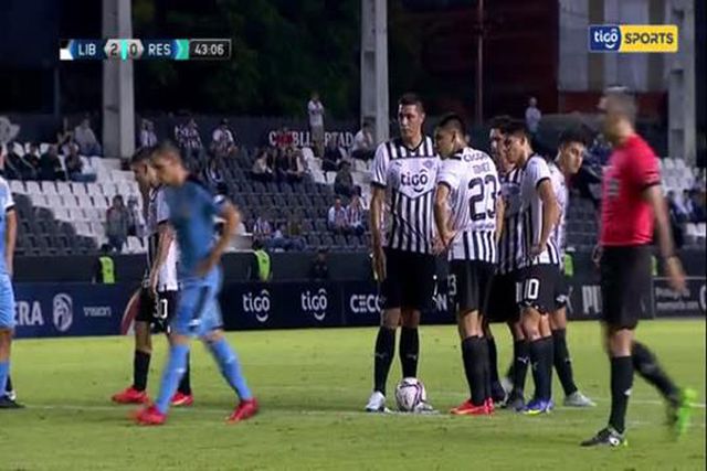 Cardozo surpreende guarda-redes e aponta golaço de livre