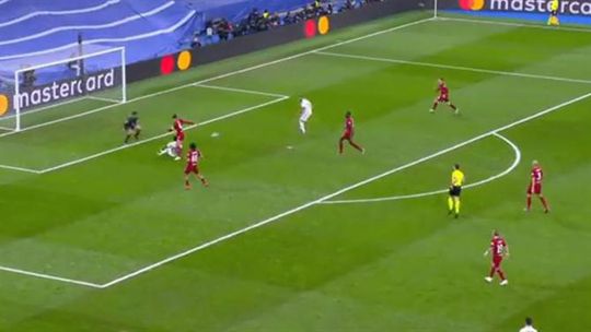 Vinícius faz assistência para Benzema sentado no chão (vídeo)