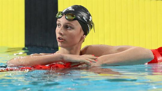 Nadadora canadiana de 16 anos bate recorde mundial dos 400 metros livres (vídeo)
