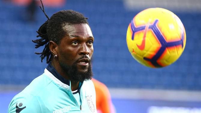 Adebayor despede-se dos relvados, aos 39 anos