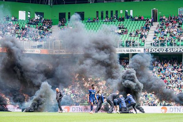 Protesto violento de claque interrompe e suspende Groningen-Ajax (vídeo e fotos)