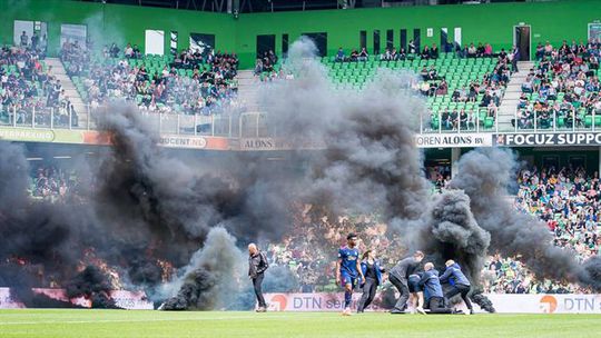 Protesto violento de claque interrompe e suspende Groningen-Ajax (vídeo e fotos)