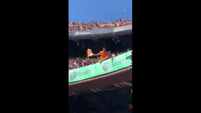 Confusão nas bancadas de Camp Nou devido a uma bandeira… espanhola