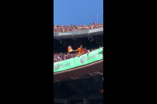 Confusão nas bancadas de Camp Nou devido a uma bandeira… espanhola