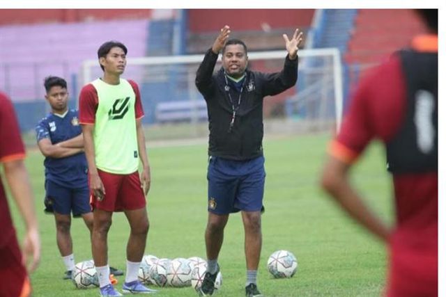 Divaldo Alves recebe Prémio Treinador da Jornada