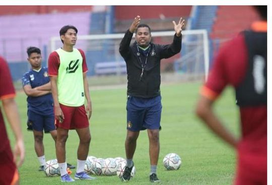 Divaldo Alves recebe Prémio Treinador da Jornada