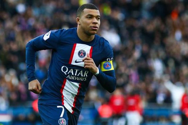 Clube pediu desculpa e Mbappé «sorriu» no treino com Al-Khelaifi a ver