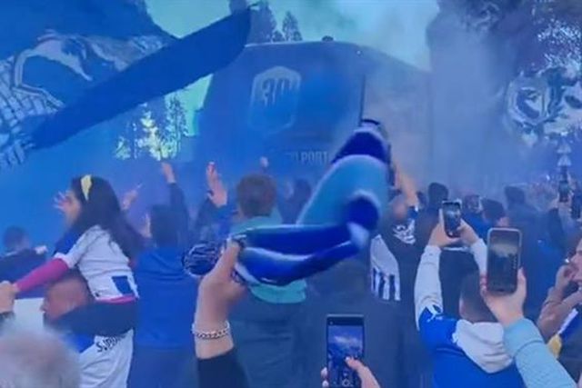 Dragões recebidos em clima de grande euforia em Paços de Ferreira (vídeo)