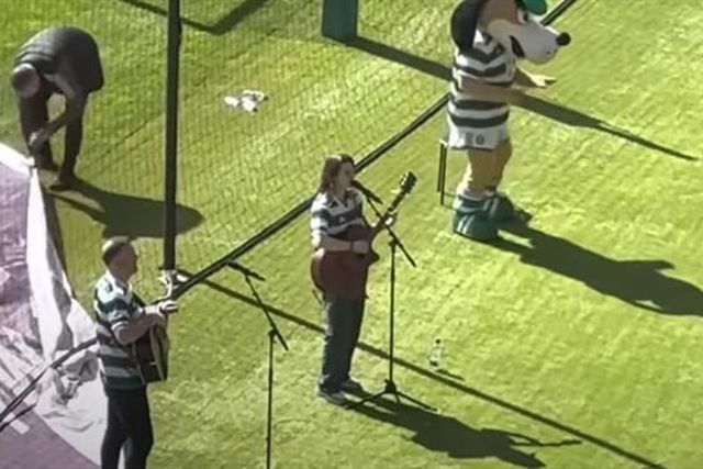 Adepta cantou música dedicada a Jota antes do Old Firm (vídeo)