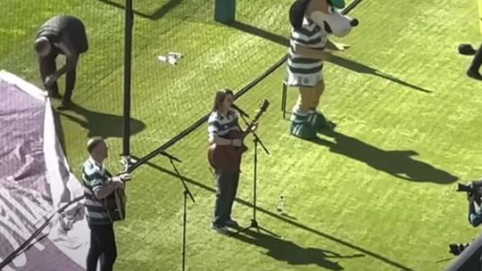 Adepta cantou música dedicada a Jota antes do Old Firm (vídeo)