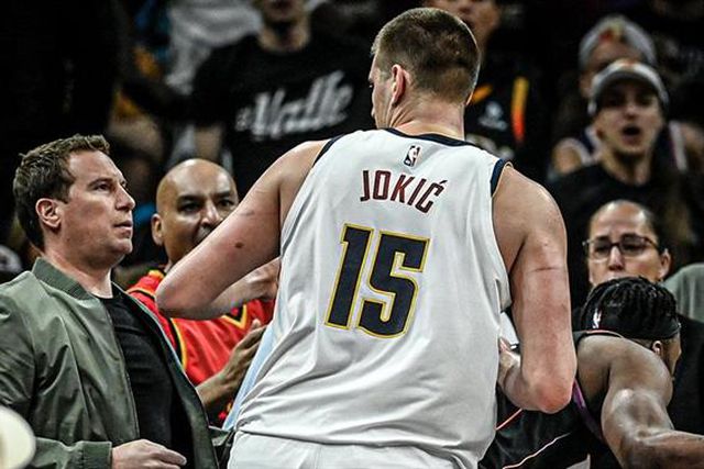 Jokic bate recorde e empurra dono dos Suns (vídeo)