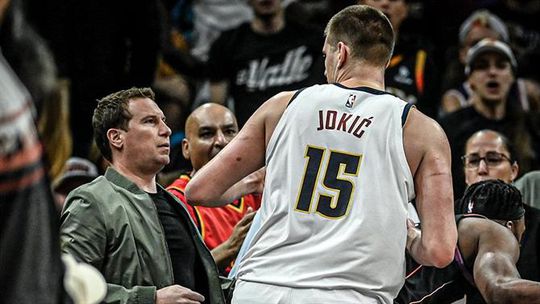 Jokic bate recorde e empurra dono dos Suns (vídeo)