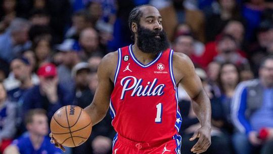 Sem Embiid, mas com grande James Harden: Sixers vencem «luta de cães» com os Celtics