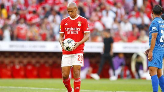 Penálti para o Benfica e João Mário desperdiça (vídeo)