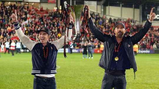 Wrexham, de Rob McElhenney e Ryan Reynolds, vence com reviravolta e garante subida à League Two