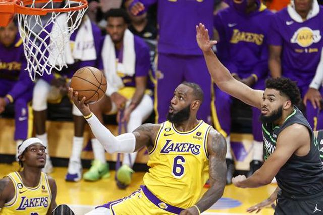 Lakers sofrem para chegar aos play-offs