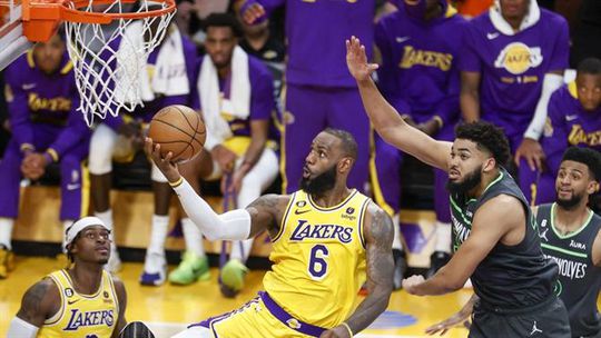 Lakers sofrem para chegar aos play-offs