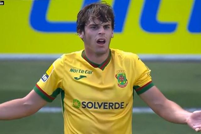 Paulo Bernardo vê dois amarelos em 10 minutos e é expulso (vídeo)