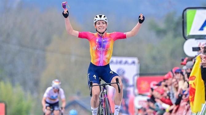 Demi Vollering vence a Fleche Wallonne