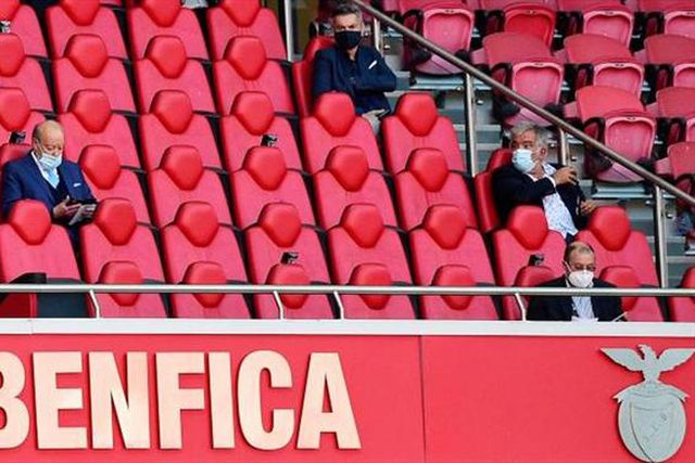 Presidentes na tribuna da Luz