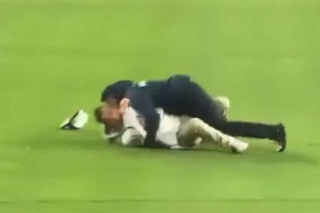 Insólito: adepto invade relvado para fazer pedido de casamento e acaba detido (vídeo)