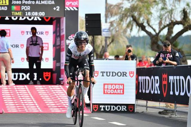 Evenepoel é o primeiro camisola rosa, João Almeida em terceiro
