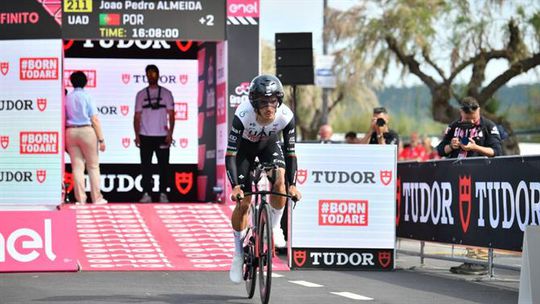 Evenepoel é o primeiro camisola rosa, João Almeida em terceiro