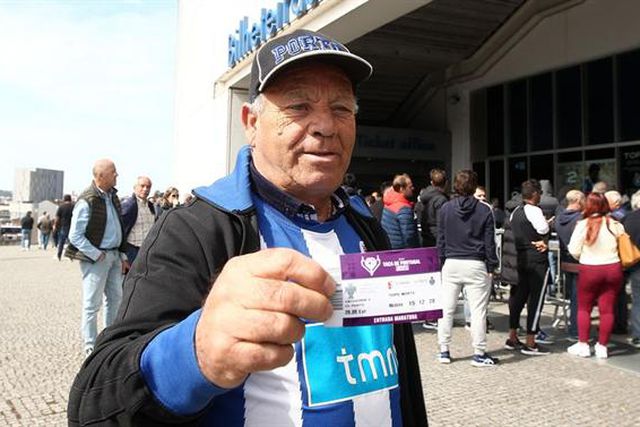 Loucura na corrida aos bilhetes para o Jamor (fotos)
