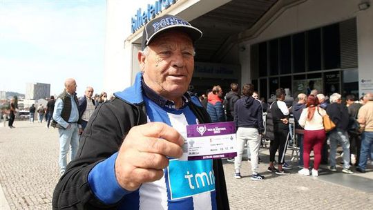 Loucura na corrida aos bilhetes para o Jamor (fotos)