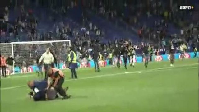 Invasão e tensão no final do dérbi de Barcelona