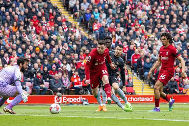 Líder vencia 2-1 ao intervalo mas sai feliz pelo empate frente aos 'reds' (veja os golos)