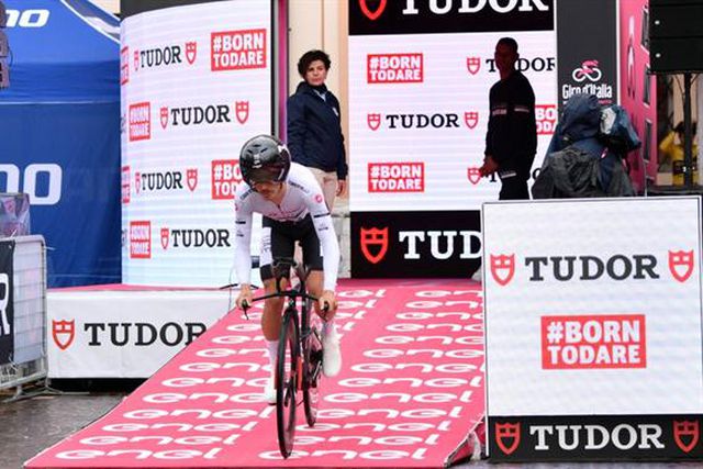 João Almeida 9.º no contrarrelógio ganho por Evenepoel, o novo camisola rosa