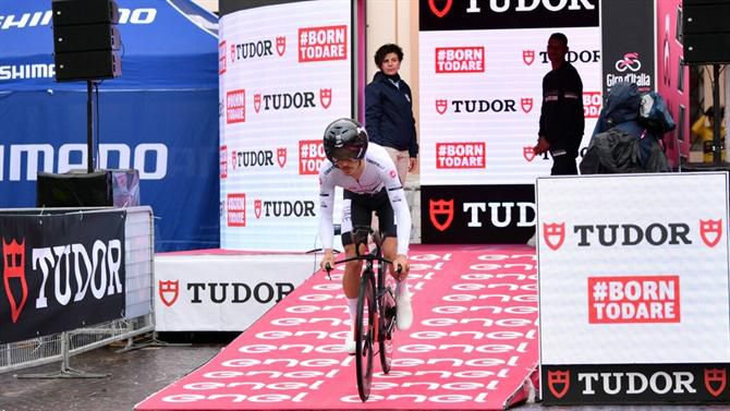 João Almeida 9.º no contrarrelógio ganho por Evenepoel, o novo camisola rosa