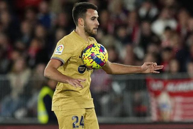 Xavi explica mudança de posição de Eric García