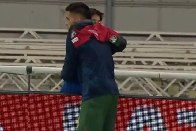 A alegria de uma criança ao receber a camisola de Cancelo (vídeo)