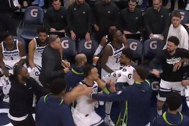Incrível: Rudy Gobert agride colega de equipa em jogo dos Timberwolves (vídeo)