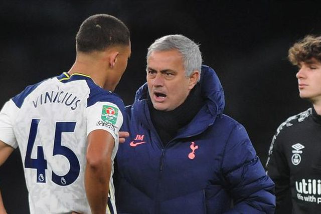 Vinícius recorda telefonema de Mourinho: «Não venhas de havaianas, isto não é o Brasil»