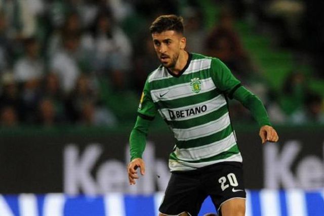 Paulinho espreita mais minutos