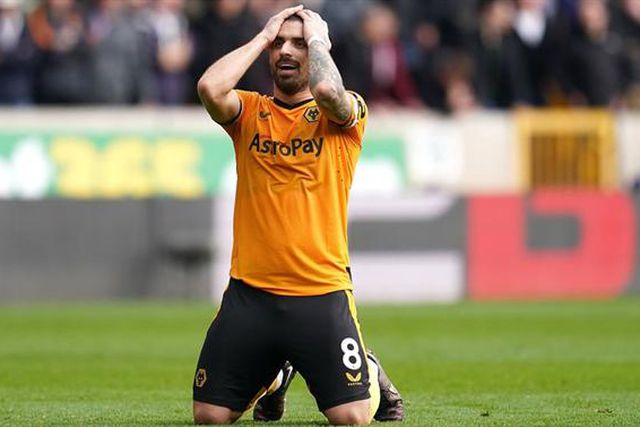 Ingleses lideram corrida por Rúben Neves