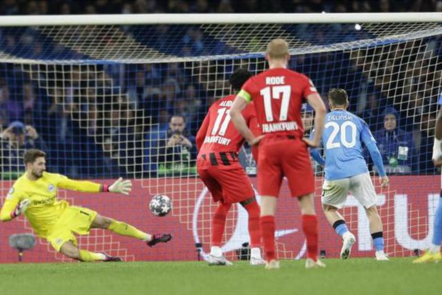 Penálti e mais um golo para o Nápoles (vídeo)