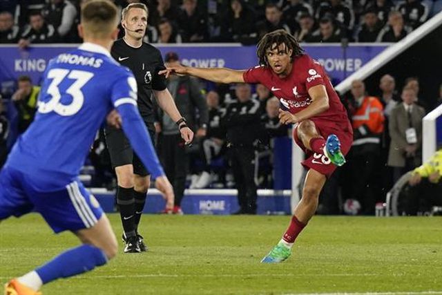 Golaço de Alexander-Arnold em Leicester (vídeo)