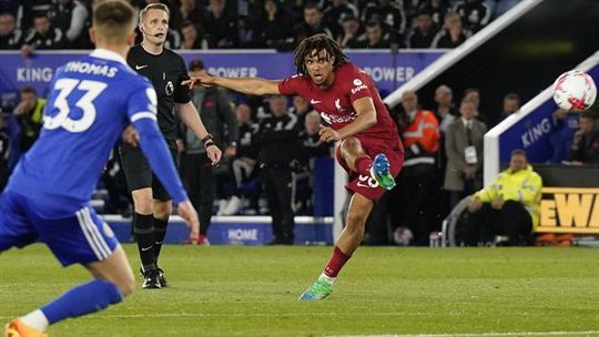 Golaço de Alexander-Arnold em Leicester (vídeo)