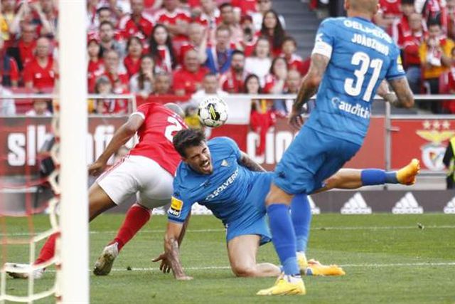 Cometeu penálti na Luz e teve de desativar redes sociais após receber insultos