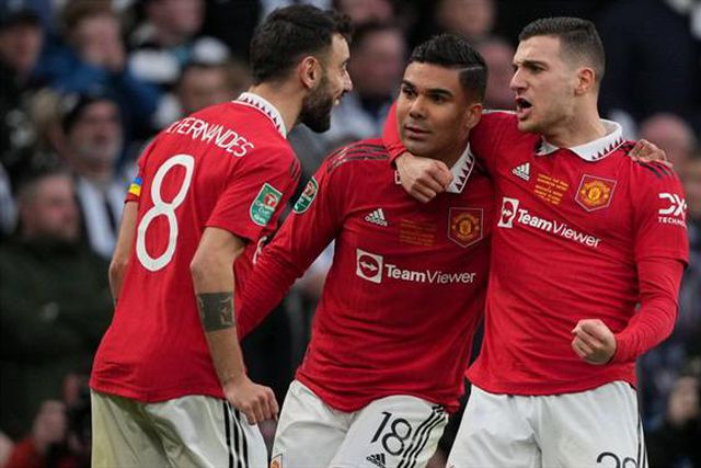 Dalot e Bruno Fernandes no ataque ao Brentford