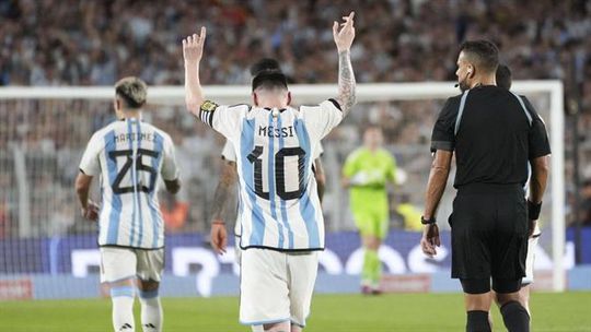 Messi aponta golaço na vitória da Argentina e atinge marca histórica (vídeo)
